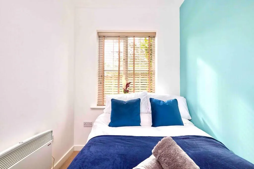 Apartment Sleeps 6 - Corporate & Family Stays - Free Parking & Wifi United Kingdom
