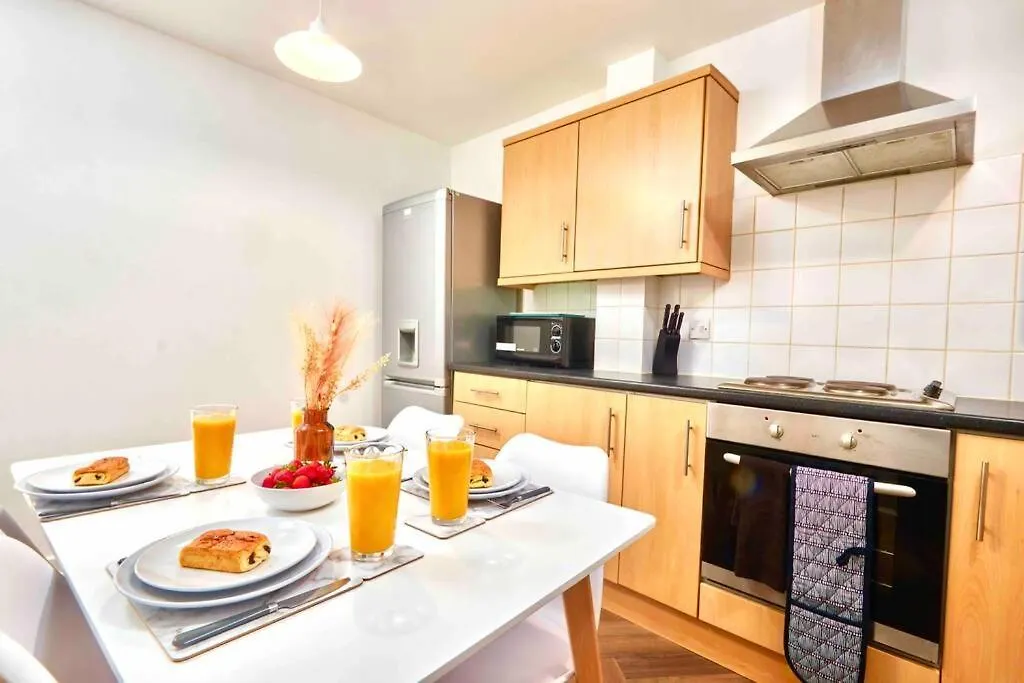 Sleeps 6 - Corporate & Family Stays - Free Parking & Wifi Apartment