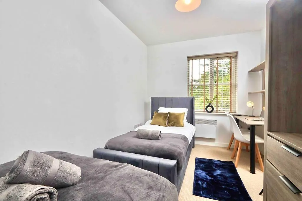 Apartment Sleeps 6 - Corporate & Family Stays - Free Parking & Wifi