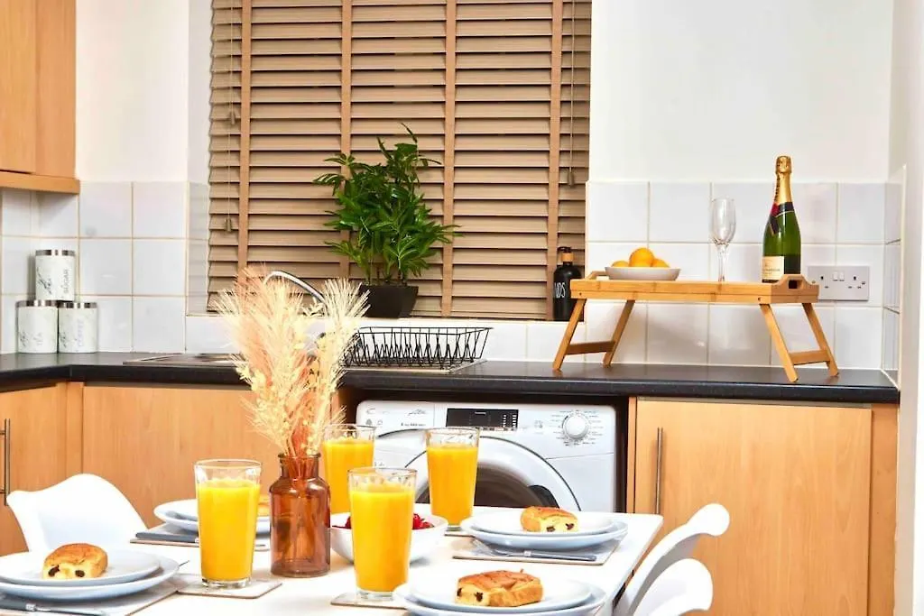 Apartment Sleeps 6 - Corporate & Family Stays - Free Parking & Wifi