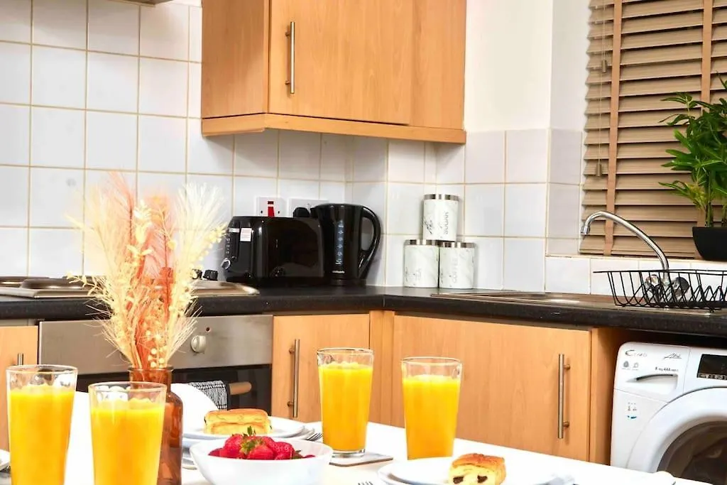 Apartment Sleeps 6 - Corporate & Family Stays - Free Parking & Wifi