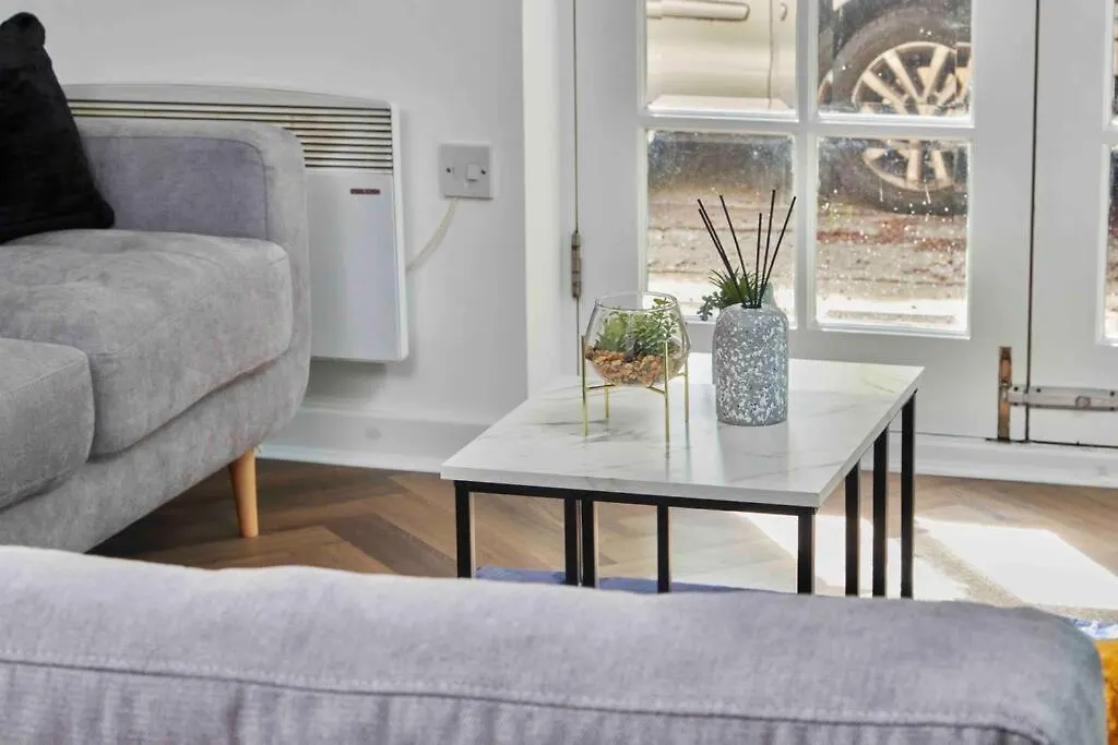 Sleeps 6 - Corporate & Family Stays - Free Parking & Wifi United Kingdom
