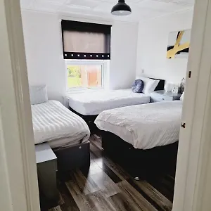 2 Bedroom Cozy Chambers With Free Parking Apartment