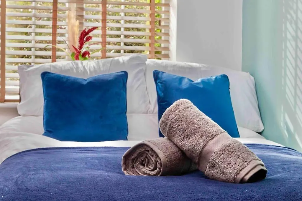 شقة Sleeps 6 - Corporate & Family Stays - Free Parking & Wifi
