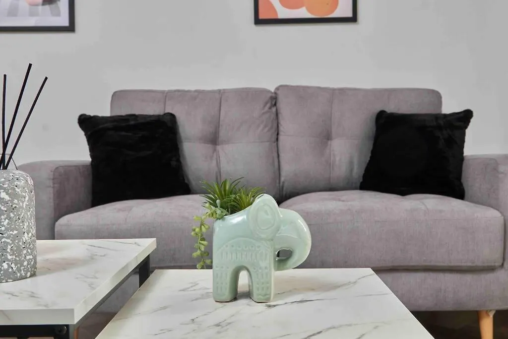 Sleeps 6 - Corporate & Family Stays - Free Parking & Wifi 0*, ليدز
