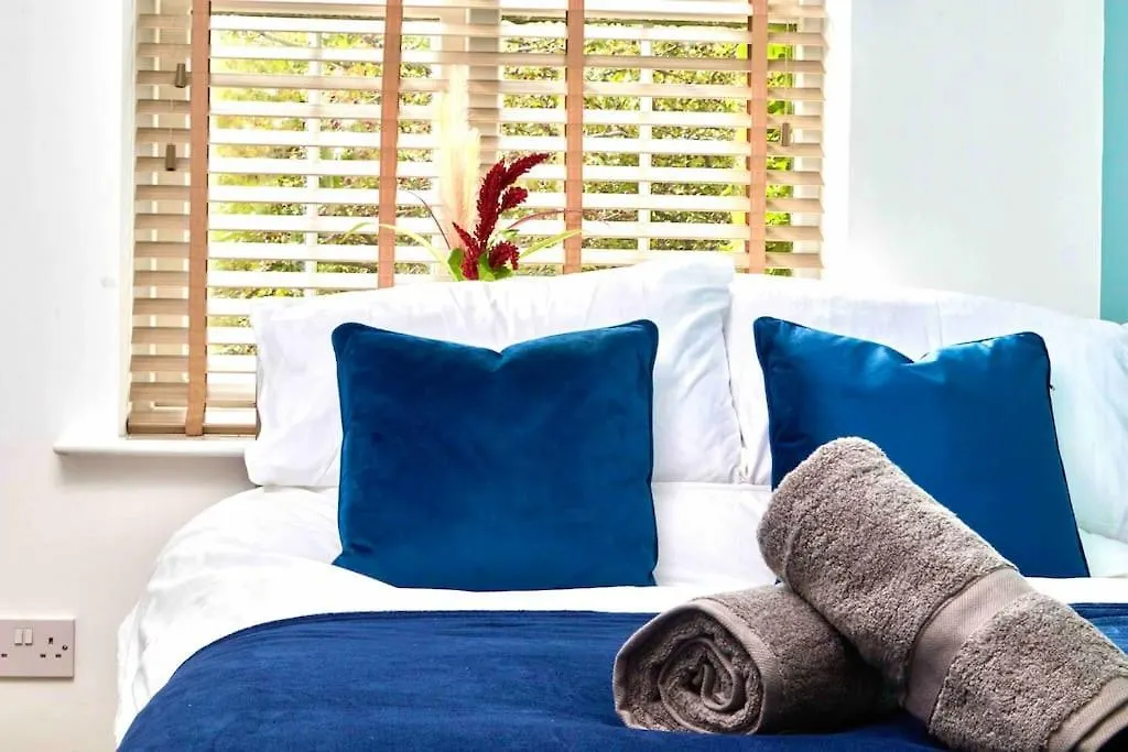 Sleeps 6 - Corporate & Family Stays - Free Parking & Wifi شقة