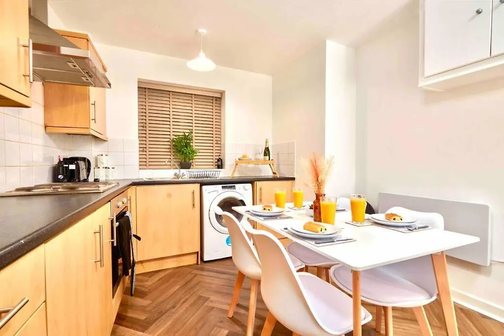 Sleeps 6 - Corporate & Family Stays - Free Parking & Wifi شقة ليدز