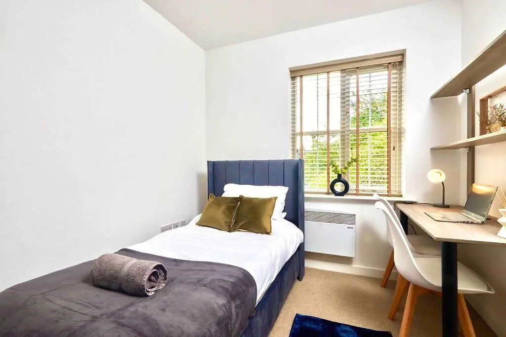 Sleeps 6 - Corporate & Family Stays - Free Parking & Wifi